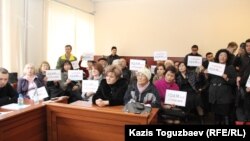 Журналисты и гражданские активисты на процессе, где рассматривается апелляция редакции ADAM bol на закрытие журнала. Алматы, 26 февраля 2015 года.