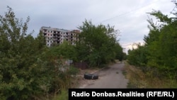 Розбита 9-поверхівка біля Донецького аеропорту, з якої вели вогонь російські гібридні сили у 2014 році
