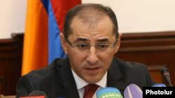 Armenia - Finance Minister Vartan Aramian at a news conference in Yerevan, 4Oct2016.