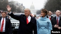 АКШ президенты Дональд Трамп хатыны Мелания белән инаугурация парадында