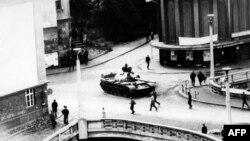 Танк едет по улицам Праги в период подавления Пражской весны, 1968 год.