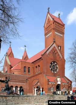 Biserica dedicată Sfinților Simion și Alena, cunoscută ca Biserica Roșie din Minsk (fotografie de arhivă).