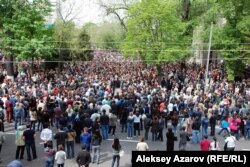 Тысячи людей собрались на похоронах Батырхана Шукенова. Алматы, 1 мая 2015 года.