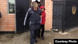Пастор Бақытжан Қашқымбаев тергеу абақтысынан шығып келеді. Астана, 8 қазан 2013 жыл.