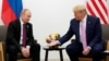 Осака, Японія. Президент США Дональд Трамп подає руку російському президенту Володимиру Путіну під час зустрічі на саміті Групи Двадцяти. 28 червня 2019 року