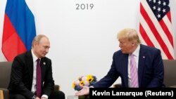 Владимир Путин и Дональд Трамп на встрече в кулуарах саммита "группы двадцати" в Японии (2019)