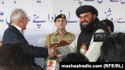 ګورنر محمد خان اڅکزی د تعلیم پخواني وزیر عبدالواحد صدیقي ته شیلډ ورکړي
