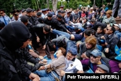 Полиция әділ, демократиялық сайлау өткізуді талап етіп митингіге шыққан азаматтарды күштеп әкетіп жатыр. Алматы, 9 маусым 2019 жыл.