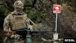 Иллюстративное фото. Разведение войск в районе Станицы Луганской, октябрь 2016 года