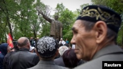 Участники санкционированного митинга против роста тарифов. Алматы, 27 апреля 2013 года. Иллюстративное фото.