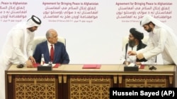 د دوحې تړون د امریکا د پخواني استازي زلمي خلیلزاد او د طالبانو د استازي ملابرادر ترمنځ لاسلیک شوی و. February 29, 2020