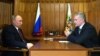 Президент Росії Володимир Путін (л) зустрічається з російським главою Криму Сергієм Аксьоновим у Криму, 19 березня 2020 року. Архівне фото
