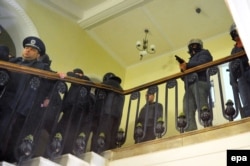 Учасник протесту зі зброєю в руках в будівлі обласного управління МВС у Львові, 18 лютого 2014 року