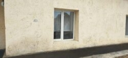 Разбитое окно библиотеки в селе Каскабулак. Таласский район, Жамбылская область, 12 августа 2020 года.
