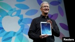 Тим Кук iPad Air җиһазын күрсәтә