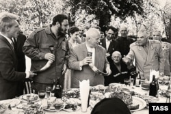 Фидель Кастро и Никита Хрущев в Абхазии. 20 мая 1963 года.