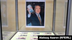 Экспозиция с демонстрацией казахстанской валюты.