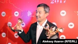 Режиссер фильма «В эпицентре мира» Акан Сатаев со статуэтками кинопремии «Тулпар», полученными за его фильм «Районы». Алматы, 22 сентября 2017 года.
