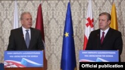 Єврокомісар Дімітріс Аврамопулос (л) і грузинський прем’єр Георгій Квірікашвілі на спільній прес-конференції, Тбілісі, 27 лютого 2017 року