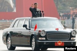 Си Цзиньпин принимает военный парад на площади Тяньаньмэнь. 1 октября 2019 года