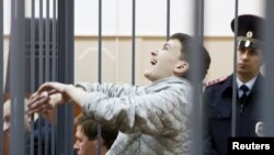 Надежда Савченко в российском суде. 2015 год.