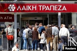 Люди стоят в очереди в банк. Никосия, 28 марта 2013 года.