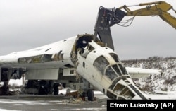В Прилуках розрізають останній український бомбардувальник Ту-160. 2 лютого 2001 року