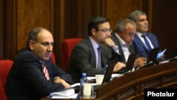 Armenia - Nikol Pashinian (L) and other deputies from the opposition Yelk alliance attend a parliament session in Yerevan, 3Oct2017.