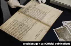 Конституція Пилипа Орлика, написана латиною, в Національному архіві Швеції. Стокгольм,14 листопада 2016 року