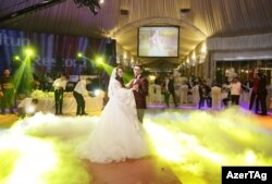 В последние годы на узбекских свадьбах новобрачные исполняют вальс.