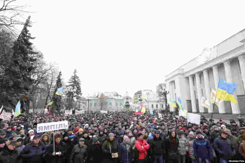 Понад 800 осіб біля будівлі Верховної Ради вимагали відставки прем'єр-міністра Арсенія Яценюка та збереження спеціального режиму ПДВ для аграріїв. Київ, 17 грудня 2015 року