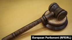 Засудженого взяли під варту у залі суду