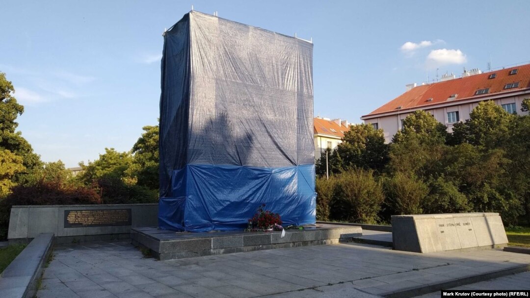 Пам’ятник радянському маршалу часів Другої світової війни Івану Конєву в Празі накрили рядном, щоб «врятувати від вандалізму», але згодом відкрили знову