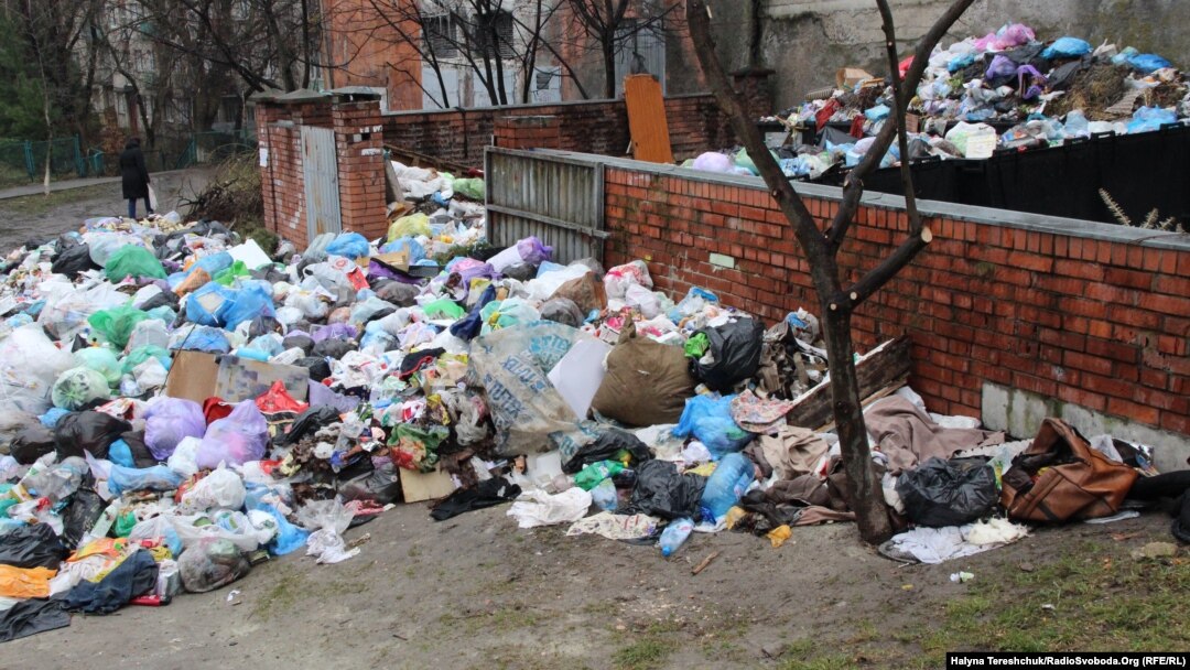 Сміття на вулиці Тарнавського, Львів, 20 березня 2017 року