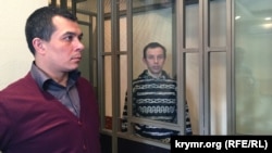 Адвокат Еміль Курбедінов разом із своїм підзахисним Русланом Зейтуллаєвим у суді, 7 березня 2017 