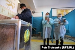 Оппозицияның қатысуынсыз өтіп жатқан парламент мәжілісі және жергілікті мәслихаттар сайлауына дауыс беріп жатқан адам. Алматы, 10 қаңтар 2021 жыл.