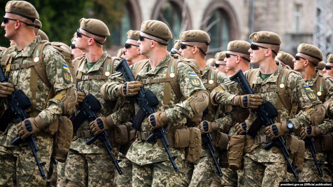 Українські вояки під час військового параду в День Незалежності України, 24 серпня 2017