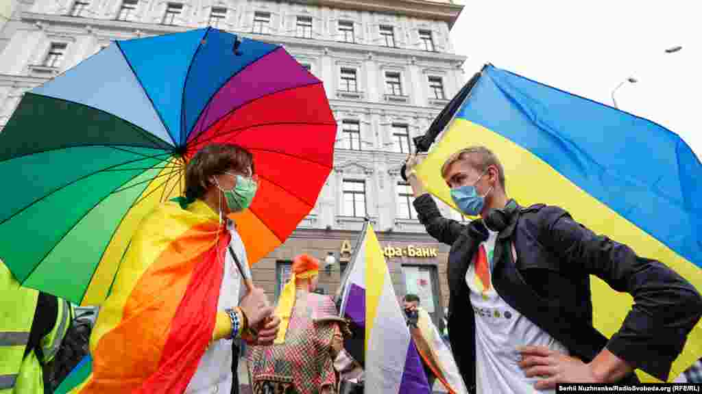 Організатори KyivPride очікували близько 10 тисяч учасників, але через погодні умови та епідемію коронавірусу приєдналися близько 7 тисяч людей
