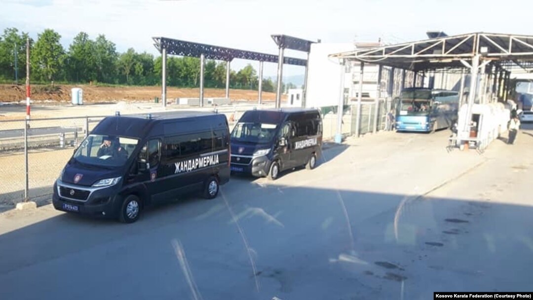 Autobus sa kosovskim karatistima na graničnom prelazu Merdare
