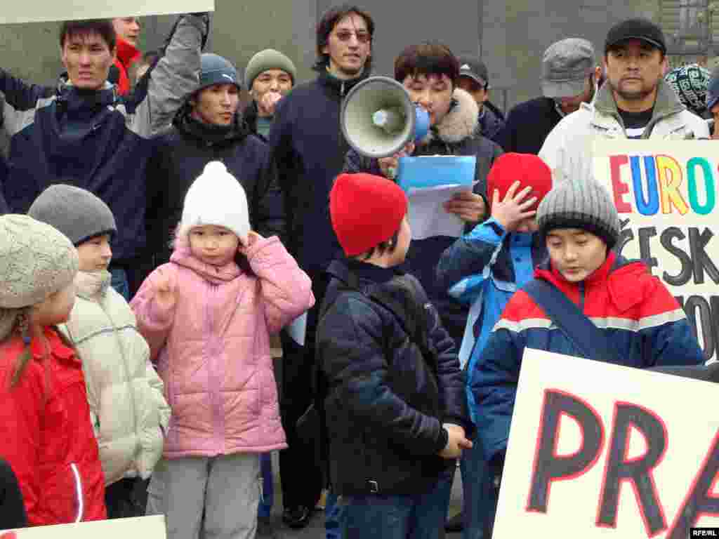 7 ақпан күні Праганың басты алаңында митинг өткізген қазақ діни босқындары Чехия үкіметіне саяси талап қойды - Үш жыл бұрын Чехияда Батыс Қазақстан мен Алматыдан барған ондаған отбасы пайда болды. Өздерінің діни көзқарастары үшін қуғын көрген олар 2006 жылы бассауғалап қоныс аударыпты.