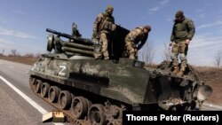 Украин хәрбиләре яулап алынган Русия танкы өстендә, иллюстратив фото