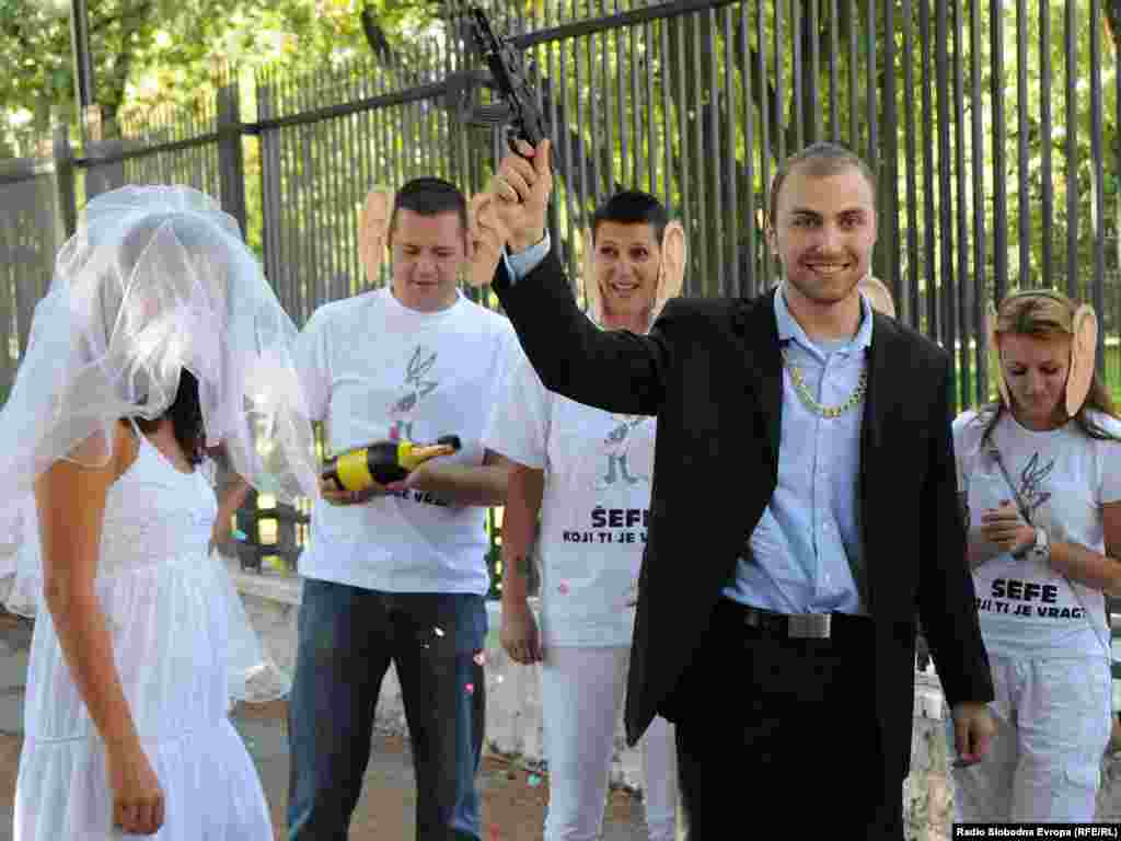 Crna Gora - Performans nevladine organizacije MANS ¨Vjenčanje Crne Gore i narko bosa¨, Podgorica, 29.07.2010. Foto: Srđan Janković