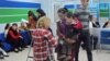 Безработные оставляют резюме и получают брошюры от потенциального работодателя на ярмарке вакансий в Шымкенте. 18 апреля 2015 года. Иллюстративное фото.