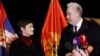 Premijer Crne Gore Zdravko Krivokapić (desno) sa premijerkom Srbije Anom Brnabić na aerodromu Golubovci u Podgorici, 17. februara 2021. prilikom uručivanja donacije ruske vakcine protiv bolesti korona virusa Sputnjik V (COVID-19)