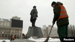 Працівники комунальних служб вичищають наслідки вибуху біля пам'ятника Леніну у Донецьку. 27 січня 2016 року
