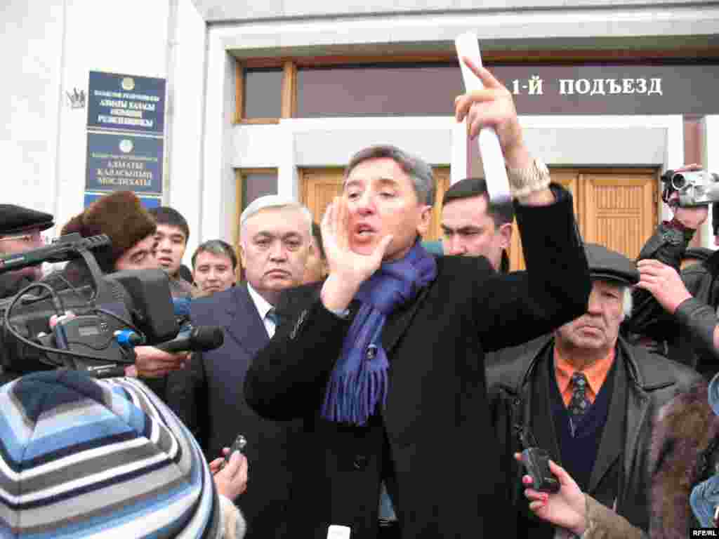Оппозиция жетекшісі Болат Әбілов қалалық әкімдік алдындағы наразылық акциясында сөйлеп тұр. Алматы, 19 желт. 2008 жыл. - Лидер оппозиции Болат Абилов выступает на акции протеста перед городским акиматом. Алматы, 19 декабря 2008 года.
