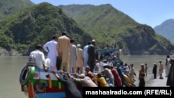 د اباسین په تور غره سیمه کې ځايي وګړي یوه کشتۍ سیند ته ورپورېوهي.