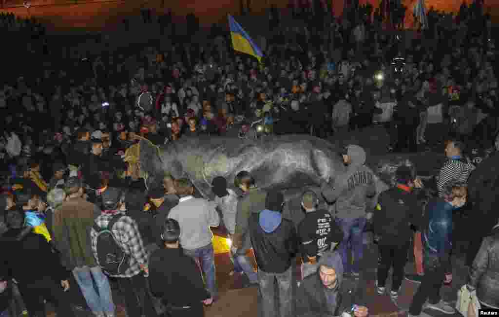 Люди оточили пам'ятник після його повалення