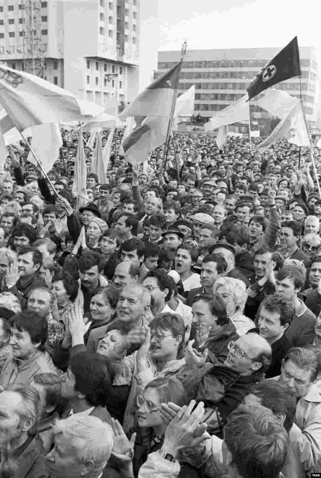 Суретте: Украинаның "Рух" халық қозғалысы Киевтің Тәуелсіздік алаңында (Майдан Незалежності) ұйымдастырған митингі. 23 қазан 1989 жыл. Украинаның тәуелсіздігін жариялауына "Рух" ұйымының әсері болды.