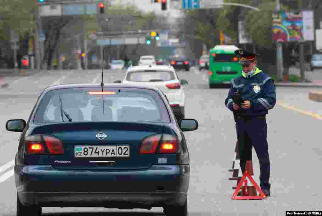 На дорогах дежурят полицейские&nbsp;&ndash; проверяют автомобили. Прохожих, по крайней мере на моих глазах, не останавливали. При этом сотрудников полиции, контролирующих перемещение пешеходов, я не встречал.